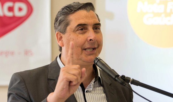 Depois de o pagamento de R$ 350 a cada servidor público do Estado referente à primeira parcela do salário de agosto, o secretário da Fazenda do Rio Grande do Sul, Giovani Feltes, defendeu, nesta quinta-feira, que o governo pagou o que foi possível; foi a quinta parcela foi a mais baixa desde o início do governo Sartori, que soma 21 parcelamentos desde o início de sua gestão; "Não é culpa de ninguém e ao mesmo tempo é responsabilidade de todos. O Estado não tem recursos suficientes para pagar todas as suas contas e foi o que foi possível esse mês, é o que tinha de recursos para pagar"
