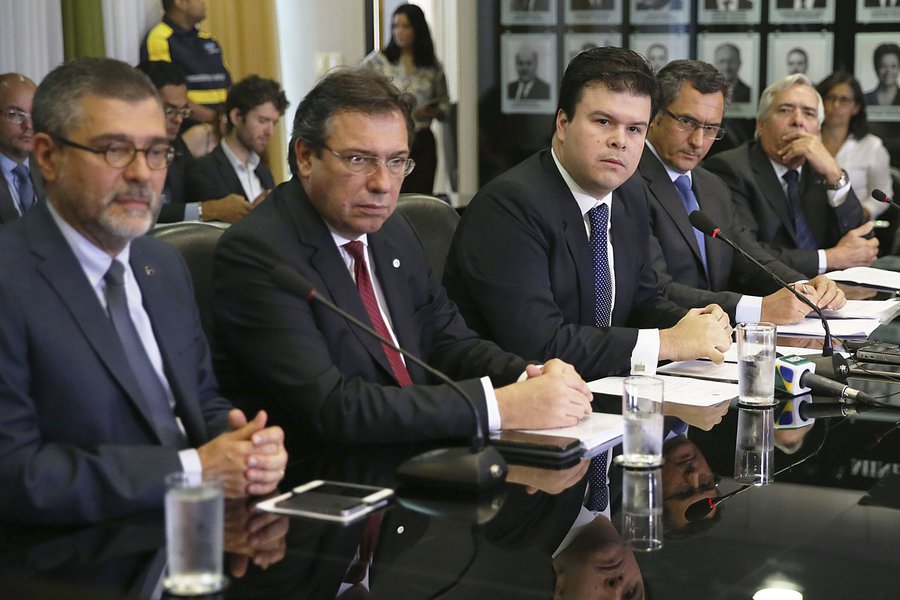 Segundo informa o jornal O Globo, o governo Temer deve anunciar nesta quarta-feira 23 uma carteira de 58 projetos que serão incorporados ao PPI (Programa de Parcerias de Investimentos) para serem colocados à venda ou concedidos ao setor privado, numa tentativa de fechar o rombo das contas públicas; governo espera obter ao menos R$ 44 bilhões