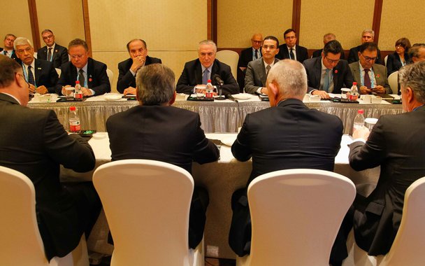 Em comunicado da 9ª cúpula de chefes de Estado e de Governo do Brics (grupo formado pelo Brasil, a Rússia, Índia, China e África do Sul) na cidade chinesa de Xiamen, os líderes do bloco condenaram hoje (4) fortemente os testes nucleares norte-coreanos; nesse domingo (3), a Coreia do Norte anunciou ter feito um teste bem-sucedido com uma bomba de hidrogênio; "Expressamos nossa profunda preocupação com a atual tensão e com a prolongada questão nuclear na Península Coreana e enfatizamos que a situação deve ser apenas solucionada por intermédio de meios pacíficos e diálogo direto entre todas as partes envolvidas", diz a Declaração de Xiamen