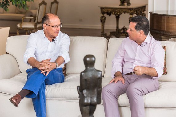 Os governadores tucanos Geraldo Alckmin e Marconi Perillo participaram hoje de transmissão ao vivo pelo Facebook e defenderam maior protagonismo dos estados e as privatizações; Marconi, que é atuante nas redes sociais, costuma realizar mensalmente o bate-papo com internautas; hoje, o quadro foi transmitido direto da sede do governo paulista; neste ano, eles reforçaram a relação amigável que já mantinham; Alckmin vê Marconi como a liderança que pode ajudá-lo a aumentar sua penetração região do Brasil Central; governador de São Paulo também é a favor das prévias para escolha do candidato do PSDB para o Planalto e quer Marconi como presidente nacional do partido ainda este ano