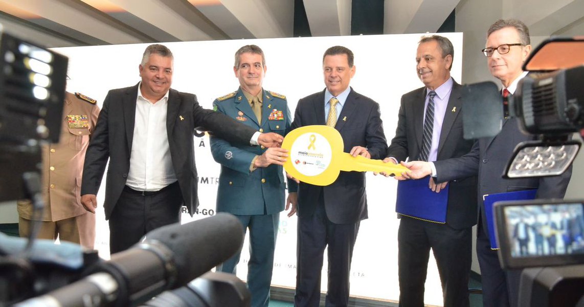 O governador Marconi Perillo e o Detran-GO deu a largada ao Maio Amarelo que visa reduzir os acidentes e mortes no trânsito; entre as medidas estão o aumento em 25% do banco de horas dos policiais militares empregados nas ações de trânsito; presença da Central de Flagrantes nas blitzes do Balada Responsável; efetivar parceria com as prefeituras de Goiânia, Aparecida de Goiânia e Anápolis para reduzir os acidentes; implantar sinalização em mais de 150 municípios e municipalização do trânsito em 103 municípios
 