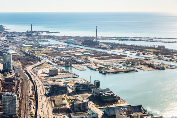 A SideWalk Labs, empresa do grupo Alphabet, especializada na promoção de cidades mais inteligentes, acaba de firmar parceria inédita com o Waterfront Toronto, organização responsável pela administração e revitalização da zona portuária da principal cidade da província de Ontário, no Canadá; o projeto, chamado “SideWalk Toronto”, se propõe a pensar e implementar na região portuária da cidade canadense tecnologias que apoiem um desenvolvimento urbano sustentável, conectado e focado nas pessoas; a SideWalk Labs se comprometeu a investir US$ 50 milhões na região a partir de 2018