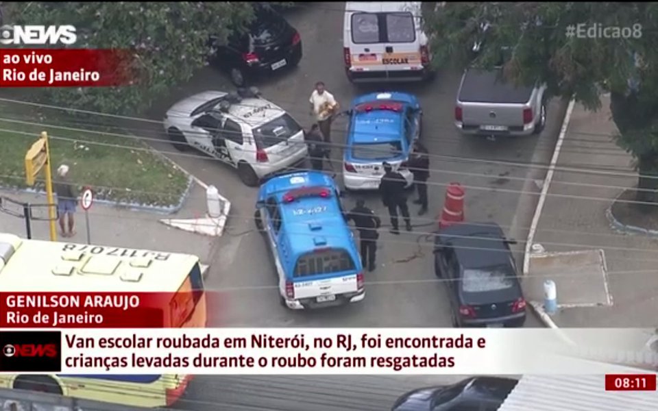 Criminosos armados roubaram hoje (11) uma van escolar no município de Niterói, no Grande Rio. Havia seis crianças dentro do veículo, no momento do roubo; de acordo com a Polícia Militar, o motorista conseguiu tirar quatro crianças, mas duas ficaram dentro do carro quando ele foi levado pelos assaltantes; segundo informações da Polícia Militar, o veículo e os dois meninos, de dois anos de idade, já foram encontrados, no bairro do Pita, no município vizinho de São Gonçalo