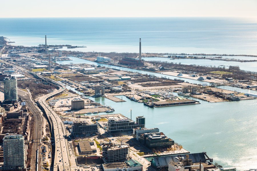 A SideWalk Labs, empresa do grupo Alphabet, especializada na promoção de cidades mais inteligentes, acaba de firmar parceria inédita com o Waterfront Toronto, organização responsável pela administração e revitalização da zona portuária da principal cidade da província de Ontário, no Canadá; o projeto, chamado “SideWalk Toronto”, se propõe a pensar e implementar na região portuária da cidade canadense tecnologias que apoiem um desenvolvimento urbano sustentável, conectado e focado nas pessoas; a SideWalk Labs se comprometeu a investir US$ 50 milhões na região a partir de 2018