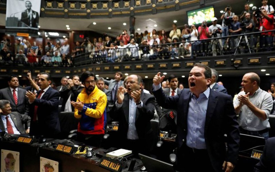 Deputados de oposição ao governo de Nicolás Maduro na Venezuela protestaram, na Defensoria Pública em Caracas, para exigir um pronunciamento do titular do órgão, Tareq William Saab, diante do que consideram "golpe de Estado" por parte do Tribunal Superior de Justiça (TSJ); opositores exigem que Saab aprove um processo iniciado esta semana na Câmara, com o qual pretendem remover os sete juízes da Sala Constitucional do TSJ que assinaram, na semana passada, duas sentenças, já anuladas, que retiravam as atribuições do Legislativo e limitavam a imunidade parlamentar.