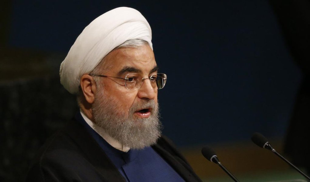 O presidente do Irã, Hassan Rohani, pediu nesta segunda-feira (13) a colaboração de todos os órgãos oficiais competentes e equipes de resgate para prestar assistência aos milhares de feridos e desabrigados atingidos pelo terremoto de magnitude 7,3 na escala Richter, que devastou diversos povoados na província de Kermanshah, no oeste do país, deixando mais de 340 mortos e 5.900 feridos
