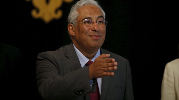 Revista inglesa The Economist revela que Portugal não precisou recorrer a medidas de austeridade e nem aos pacotes de socorro do Fundo Monetário Internacional (FMI) para conseguir reduzir o déficit fiscal ao mesmo em que elevava salários e aposentadorias; governo do primeiro-ministro António Costa, do Partido Socialista, que chegou ao poder em novembro de 2015, reduziu pela metade o déficit orçamentário em 2016, que ficou na marca de 2,1% do PIB, melhor resultado desde 1974; também houve queda no nível de desemprego e crescimento das exportações
