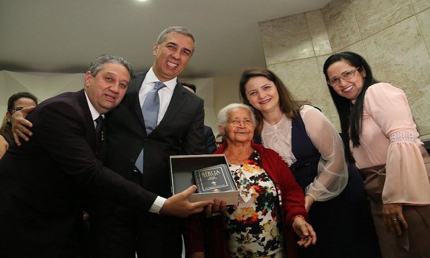 O vice-governador José Eliton recebeu na noite desta segunda-feira (4) o título honorífico de Cidadão Anapolino, concedido pela Câmara Municipal de Anápolis; solenidade de entrega da homenagem foi prestigiada pelo prefeito Roberto Naves (PTB), lideranças políticas e religiosas. Os bispos Oides José do Carmo e Abigail Carlos de Almeida, e o pastor Bertiê Adais Magalhães, também receberam a honraria; “Com este título, além de ser recebido pelos irmãos anapolinos, me sinto ainda mais imbuído da responsabilidade de lutar pelo futuro dessa cidade que agora me acolhe como filho”, disse o vice-governador