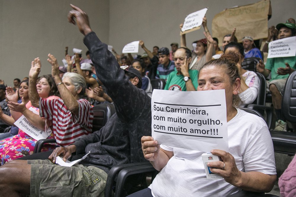 07/08/2017 - PORTO ALEGRE, RS - Câmara de Vereadores derruba veto do prefeito Marchezan contra carrinhos, carrinheiros e catadores. Foto: Guilherme Santos/Sul21
