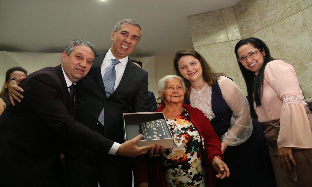 O vice-governador José Eliton recebeu na noite desta segunda-feira (4) o título honorífico de Cidadão Anapolino, concedido pela Câmara Municipal de Anápolis; solenidade de entrega da homenagem foi prestigiada pelo prefeito Roberto Naves (PTB), lideranças políticas e religiosas. Os bispos Oides José do Carmo e Abigail Carlos de Almeida, e o pastor Bertiê Adais Magalhães, também receberam a honraria; “Com este título, além de ser recebido pelos irmãos anapolinos, me sinto ainda mais imbuído da responsabilidade de lutar pelo futuro dessa cidade que agora me acolhe como filho”, disse o vice-governador