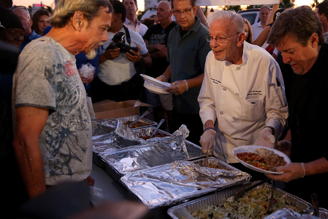 Arnold Abbott, 90 anos, foi preso e multado em Fort Lauderdale, na Flórida, por organizar um mutirão de alimentação a moradores de rua