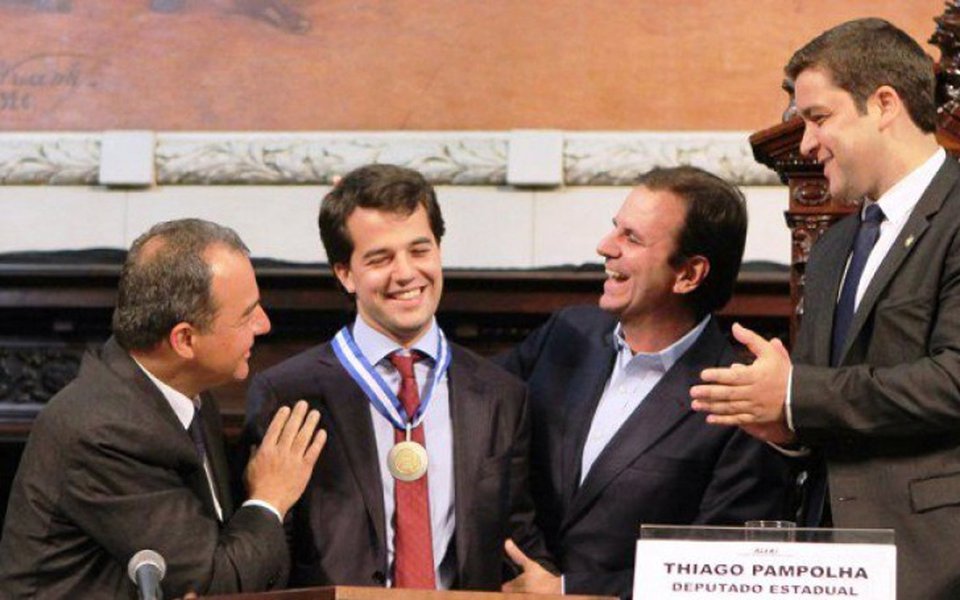 O MPF-RJ entrou com uma ação na Justiça Federal contra o deputado federal Marco Antônio Cabral (PMDB-RJ), por improbidade administrativa; os procuradores apontam irregularidades nas visitas ao pai, o ex-governador do Rio Sérgio Cabral, que está preso desde novembro do ano passado pela Operação Calicute, desdobramento da Lava Jato; documento da Secretaria de Estado de Administração Penitenciária (Seap) indica que o filho visitou o pai 29 vezes e usou a prerrogativa parlamentar em 23 delas