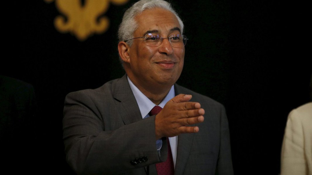 Revista inglesa The Economist revela que Portugal não precisou recorrer a medidas de austeridade e nem aos pacotes de socorro do Fundo Monetário Internacional (FMI) para conseguir reduzir o déficit fiscal ao mesmo em que elevava salários e aposentadorias; governo do primeiro-ministro António Costa, do Partido Socialista, que chegou ao poder em novembro de 2015, reduziu pela metade o déficit orçamentário em 2016, que ficou na marca de 2,1% do PIB, melhor resultado desde 1974; também houve queda no nível de desemprego e crescimento das exportações