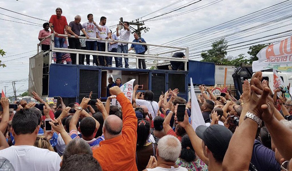 Ex-presidente Luiz Inácio Lula da Silva disse considerar "inaceitável" a paralisação das obras do Complexo Petroquímico do Rio (Comperj); "O Comperj está fechado, mas eu teimei de vir aqui porque queria fazer uma foto. É inaceitável que um País em meio a essa crise econômica e esse desemprego deixe parada uma obra dessa magnitude por irresponsabilidade de um governo", afirmou; "Se estivesse produzindo, quanto imposto estaria sendo gerado, quantos empregos? Parada, ela só dá prejuízo e desespero. O Comperj chegou a gerar 20 mil empregos", completou
 