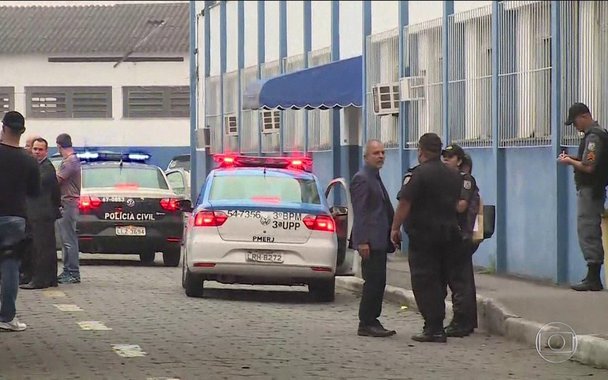 Policiais e traficantes são acusados de participar de um esquema de propina para favorecer bocas de fumo de São Gonçalo, na região metropolitana; os acusados recebiam cerca de R$ 1 milhão por mês para proteger e deixar traficantes atuarem; os agentes chegavam até a sequestrar traficantes e parentes deles quando as propinas não eram pagas e liberavam quando o valor acertado era quitado. “Manda três caixas (R$ 3 mil) que a gente libera os moleques sem esculacho”, afirma um dos PMs, em escuta; em 2016, 302 PMs foram presos. Neste ano, o número chega a 200, após a operação desta quinta