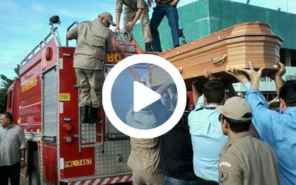 O corpo do cantor e compositor Belchior está sendo velado na manhã de hoje (1º) em sua cidade natal, Sobral, no Ceará, para onde foi trasladado em voo fretado pelo governo cearense após a morte do cantor na cidade de Santa Cruz, no interior do Rio Grande do Sul;  depois de homenagens em Sobral, o corpo de Belchior segue para a capital, Fortaleza, onde será sepultado; Belchior morreu de causas naturais, após o rompimento da aorta, principal artéria do coração