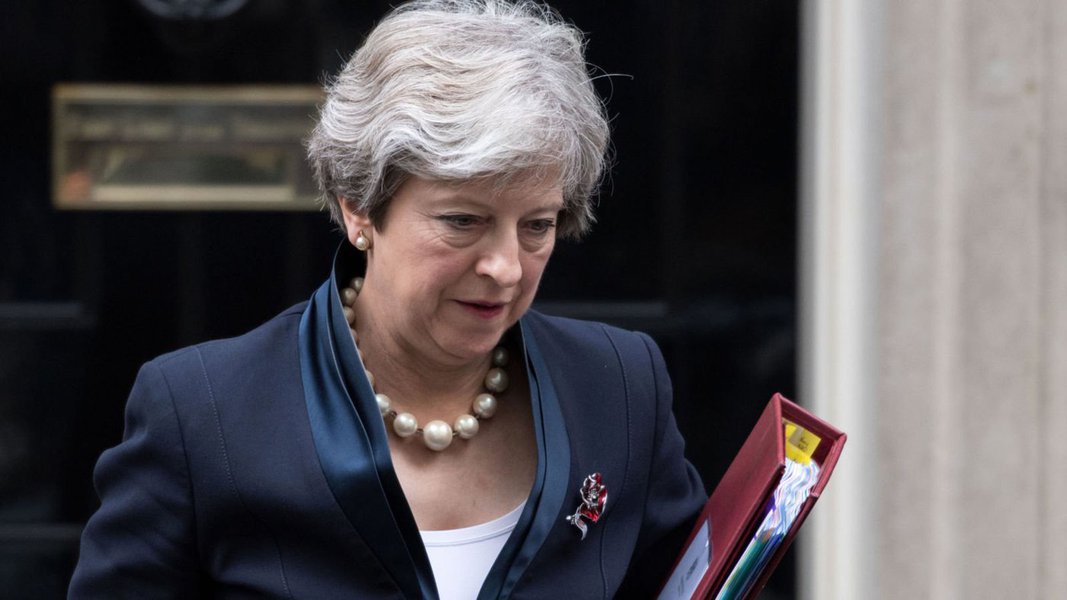 O governo da primeira-ministra do Reino Unido, Theresa May, foi derrotado nesta quarta-feira, quando parlamentares forçaram mudanças nos planos do Brexit que alguns ministros disseram poder colocar em perigo a saída do Reino Unido da União Europeia; num golpe para May, já enfraquecida após perder a maioria do seu Partido Conservador em uma eleição em junho, o Parlamento de 650 assentos votou por 309 a 305 a favor de uma emenda para dar mais voz a parlamentares sobre um acordo final de saída da União Europeia