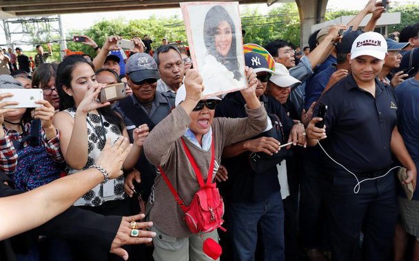 Primeira-ministra deposta da Tailândia Yingluck Shinawatra fugiu do país antes da leitura de um veredicto contra ela em um julgamento de negligência, instaurado pela mesma junta que a tirou do poder; Yingluck, de 50 anos, cuja família tem dominado a política da Tailândia por mais de 15 anos, não compareceu ao julgamento de um caso centrado nas perdas bilionárias desencadeadas por um esquema de subsídio de arroz para agricultores; deposta em 2014, Yingluck enfrentaria até 10 anos de prisão se considerada culpada