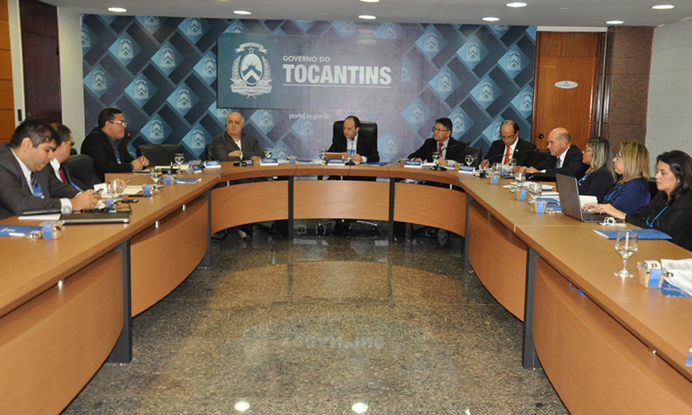Iniciou, no Palácio Araguaia, em Palmas, mais uma edição da reunião do Conselho de Administração do Consórcio Interestadual de Desenvolvimento do Brasil Central; na reunião, foram discutidos temas importantes como a entrada do Estado do Maranhão no Consórcio; a equiparação das alíquotas de alguns produtos entre os estados; a compra compartilhada de medicamentos por meio do Brasil Central e o auxílio que pode ser prestados aos municípios