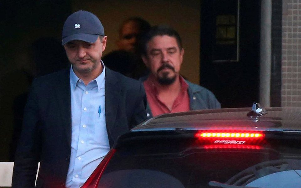 BNDES vai defender em assembleia de acionistas da JBS que a empresa abra processo de responsabilidade contra os irmãos Wesley e Joesley Batista e outros ex-executivos da empresa por prejuízos causados à companhia; processo defendido pelo BNDES é decorrente das delações premiadas dos Batista e de ex-executivos da JBS e da holding J&amp;F que forçaram a empresa a iniciar um programa de venda de ativos para levantar R$ 6 bilhões; BNDES também afirmou que vai defender a saída de Wesley Batista da presidência executiva da companhia
 