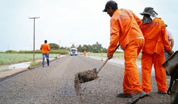 Com previsão constando na proposta do Orçamento do Estado para 2018, o governo de Alagoas prevê, para 2018, exatos R$ 1,329 bilhão para o maior programa de investimentos públicos que se tem conhecimento nos últimos anos; receita de investimentos do estado no próximo ano terá crescimento de 70%; dinheiro vai ser usado principalmente em obras, a maioria já em andamento – a exemplo de novos hospitais, escolas e duplicação de rodovias