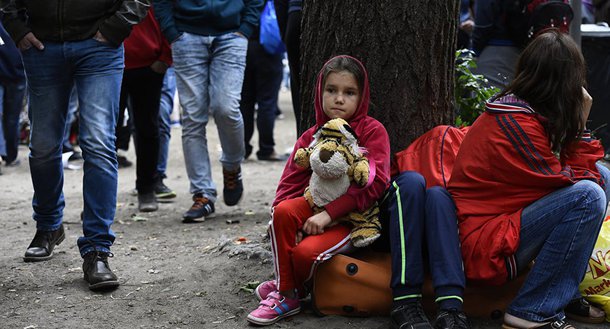 A Alemanha pode ser forçada a fechar a fronteira com a Suíça se continuarem os cruzamentos de imigrantes ilegais, disseram funcionários do Ministério do Interior ao jornal alemão Welt am Sonntag; um ano após o encerramento da rota de migração dos Balcãs, o Ministério do Interior alemão descobriu que os imigrantes ilegais encontraram uma nova forma de chegar à Alemanha — através da Suíça, onde o número de travessias ilegais triplicou em relação ao ano passado