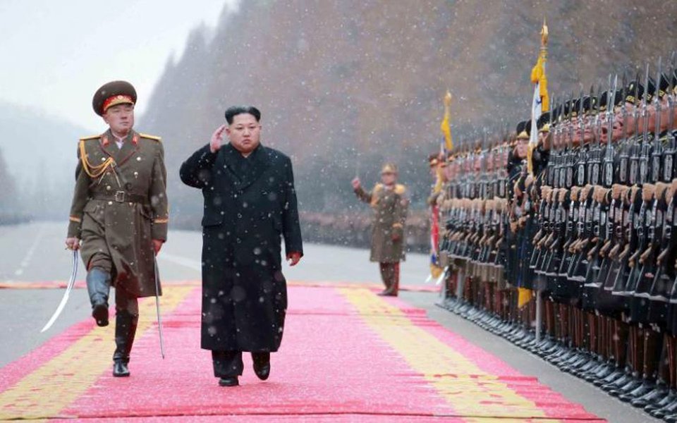 O líder norte-coreano, Kim Jong-un, realizou uma inspeção nas subdivisões de artilharia do Exército Popular da Coreia nas ilhas do mar Amarelo, perto da fronteira disputada com a Coreia do Sul; "Depois de ter recebido o relatório sobre a deslocação das forças fantoches inimigas sul-coreanas para sudeste e sobre a situação na ilha de Yeonpyeong, que recebeu reforços, Kim Jong-un tomou conhecimento e inspecionou o plano de ataque da artilharia contra as novas guarnições nas estruturas inimigas", destaca a Agência Central de Notícias da Coreia; "Ele (Kim) declarou que as subdivisões de artilharia de elite do Exército Popular da Coreia, que estão protegendo a parte sudeste da frente, devem manter elevada prontidão de combate para poder quebrar a espinha dorsal do inimigo à primeira ordem"