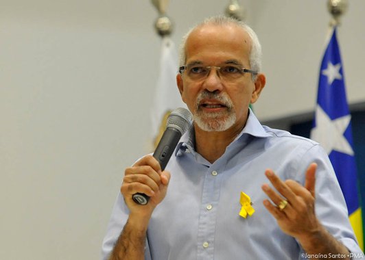 O prefeito Edvaldo Nogueira, garantiu que manterá os mesmos critérios técnicos ao escolher o novo secretário da Saúde de Aracaju; o chefe do executivo afirmou que a decisão não qualquer interferência política; o agora ex-titular da pasta André Sotero pediu demissão alegando problemas de gestão; em relação à falta de medicamentos nos postos, como alegou o ex-dirigente, o prefeito afirmou que cabe a ele dar explicações; "É o papel do secretário acompanhar isso. Como ele mesmo disse, havia recursos, que foi uma das nossas prioridades, que foi pagar o que estava atrasado aos fornecedores de remédios, para, assim, abastecer a rede. Esta declaração só depõe contra ele"; segundo o prefeito, "a saída do secretário não é uma crise"