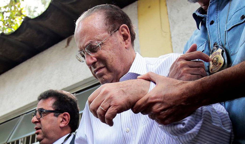 "O que Maluf roubou ao longo de sua trajetória política, roubado está e roubado continua. E isso só é citado ou tratado no rodapé das sentenças e do noticiário", diz Fernando Brito; "O essencial é esta cena sádica acima", comenta o jornalista; "Há gente que se compraz em levar um caco humano, decrépito, para um cárcere"