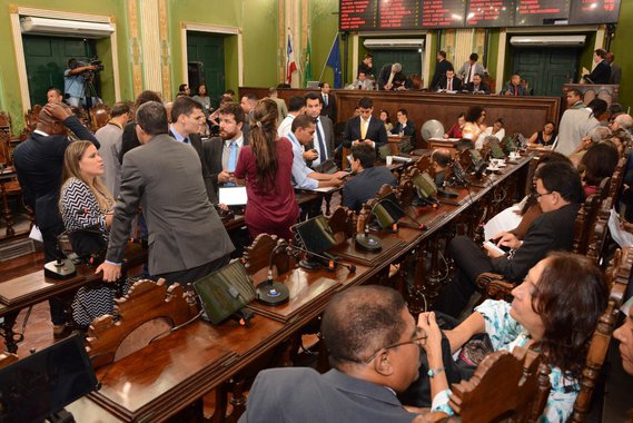 O presidente da Casa, vereador Léo Prates (DEM), afirma que a votação se dará após decisão do colégio de líderes do parlamento, mesmo sob protesto da bancada de oposição; "Posso assegurar que o projeto seguiu todo o rito nas comissões e já pode ser votado em plenário dentro da legalidade", diz o democrata; líder da minoria, o vereador José Trindade (PSL), por sua vez, diz que o projeto ainda não está "amadurecido" para ser votado; "Se for votado nesta semana, será sem o aval da oposição. O governo mais uma vez atropela a tramitação dos projetos na Casa somente para atender ás exigências do prefeito"