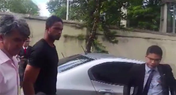 O Tribunal do Júri de Contagem expediu nestas quinta-feira 27 o mandado de prisão do goleiro Bruno Fernandes; o atleta já se entregou à polícia e voltou a ser preso; Bruno foi condenado a 22 anos e três meses de reclusão, após a morte da namorada, Eliza Samúdio