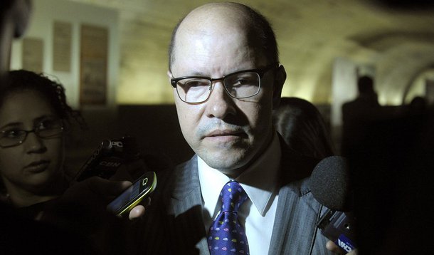 O senador cassado Demóstenes Torres (DEM) reassumiu cargo de procurador no Ministério Público do Estado de Goiás (MP-GO) nesta quinta-feira (29), em Goiânia; Demóstenes havia sido afastado do cargo em 2012 por causa de ação penal relacionada ao seu envolvimento com o contraventor Carlos Augusto Ramos, Carlinhos Cachoeira; no entanto, a defesa do então político havia solicitado o retorno dele à função, já que processo foi arquivado pelo Tribunal de Justiça do Estado de Goiás (TJ-GO); apesar do retorno, o ex-senador não chegou a trabalhar, porque recebeu dois meses de férias