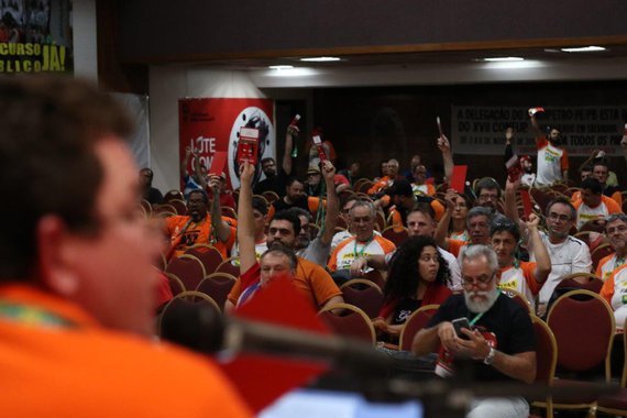 O XVII Congresso Nacional da FUP aprovou, na noite deste sábado, 05, a criação do Instituto José Eduardo Dutra de Pesquisas Sociais, Econômicas e do Trabalho nas Indústrias do Ramo Energético; para o coordenador da FUP, José Maria Rangel, o nome do Instituto é uma “justa homenagem para quem ajudou na “retomada da Petrobrás como uma empresa do Estado”; o Instituto abrigará o trabalho desenvolvido pelo Grupo de Estudos Estratégicos e Propostas para o Setor de Óleo e Gás (GEEP) para a Petrobrás esteja no centro das políticas de desenvolvimento do país