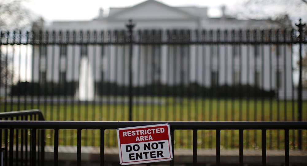 A Casa Branca ficou temporariamente isolada após registo de "atividades suspeitas" no seu entorno, informou a emissora NBC, citando fontes nos Serviço Secreto dos Estados Unidos; segundo a emissora, um suspeito foi detido pelas autoridades. A polícia da capital norte-americana informou ter sido alertada sobre uma possível bomba deixada em um dos portões da residência do presidente dos EUA