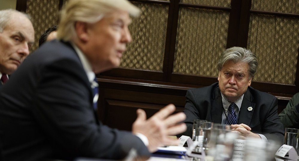 Presidente dos EUA, Donald Trump, anunciou nesta sexta-feira (18) que Stephen Bannon está deixando o cargo de estrategista chefe da Casa Branca; Bannon chegou a ser um dos conselheiros mais próximos de Trump, mas ele foi duramente criticado por sua proximidade com movimentos da chamada "direita alternativa" (Alt-right), especialmente após as manifestações racistas na cidade de Charlottesville na semana passada