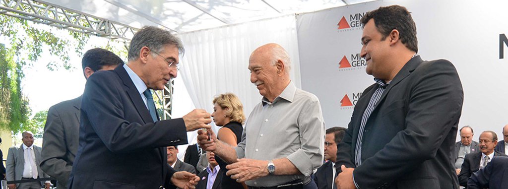 O governador de Minas Gerais, Fernando Pimentel, anunciou, em Ituiutaba, uma série de investimentos que vão beneficiar milhares de moradores da região do Território Triângulo Norte; segundo o governo, entre os investimentos estão a destinação de R$ 1,5 milhão para implementação do SAMU na região e a entrega de 26 ambulâncias e sete outros veículos para o desenvolvimento da agricultura