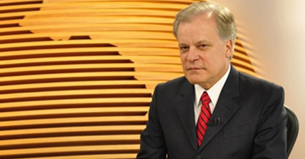 O jornalista Chico Pinheiro criticou o Ministro da Justiça, Torquato Jardim, que, após, conceder uma entrevista coletiva para comentar sobre uma eventual troca de comando na PF, saiu sem responder a perguntas dos jornalistas; "Postura ridícula do Ministro da Justiça de plantão.Torquato Jardim convoca jornalistas e sai fugindo, com medo de perguntas. Digno do chefe!", afirmou Pinheiro em sua conta no Twitter
