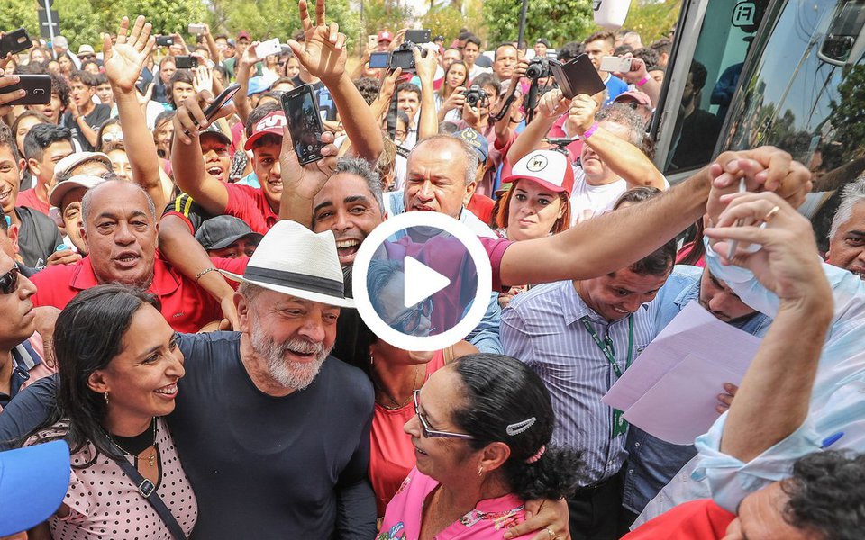 Entre 23 e 30 de outubro, a Caravana Lula Pelo Brasil percorreu 21 cidades mineiras entre os vales do Rio Doce, Mucuri e Jequitinhonha; um vídeo editado pelo mandato da deputada Benedita da Silva (PT-RJ) mostra os melhores momentos dessa viagem, com cenas emocionantes; assista