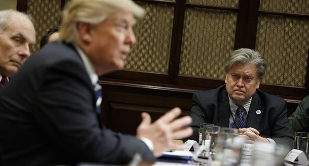 Presidente dos EUA, Donald Trump, anunciou nesta sexta-feira (18) que Stephen Bannon está deixando o cargo de estrategista chefe da Casa Branca; Bannon chegou a ser um dos conselheiros mais próximos de Trump, mas ele foi duramente criticado por sua proximidade com movimentos da chamada "direita alternativa" (Alt-right), especialmente após as manifestações racistas na cidade de Charlottesville na semana passada