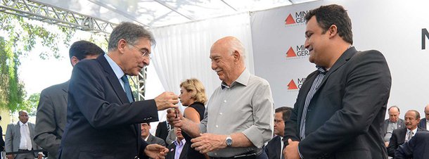O governador de Minas Gerais, Fernando Pimentel, anunciou, em Ituiutaba, uma série de investimentos que vão beneficiar milhares de moradores da região do Território Triângulo Norte; segundo o governo, entre os investimentos estão a destinação de R$ 1,5 milhão para implementação do SAMU na região e a entrega de 26 ambulâncias e sete outros veículos para o desenvolvimento da agricultura