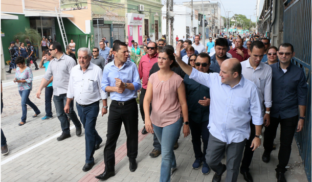 A nova Rua José Avelino e a revitalização da Avenida Alberto Nepomuceno foram entregues, na manhã desta sexta (6), pelo prefeito Roberto Cláudio (PDT). Foram investidos R$ 2 milhões em obras como recuperação do calçamento histórico, iluminação em LED e acessibilidade. “Agora temos a condição de criar um polo têxtil organizado, ordenado, transformar o Centro em um polo atrativo do mercado do atacarejo têxtil do Brasil. Não tenho dúvida que o futuro da José Avelino, do Centro da Cidade e atacarejo têxtil de Fortaleza passam a construir uma nova história a partir de hoje”, disse RC, anunciando ainda a reforma da Praça José de Alencar