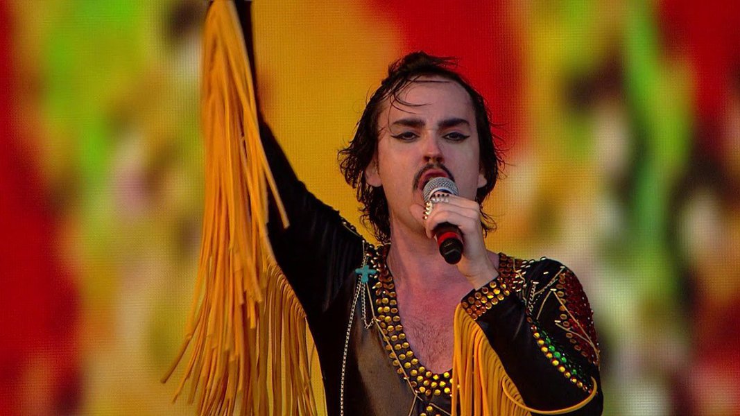 Cantor e compositor pernambucano Johnny Hooker diz que tempos atuais são sombrios, desanimadores e ajudam na disseminação de ódio; segundo o cantor, atos de intolerância e preconceitos como estes surgem a partir da ruptura da sociedade com as instituições; "Quando você fere a Constituição, todo absurdo se torna possível"