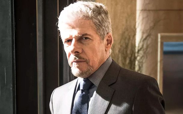 Após um protesto de funcionárias e mulheres ligadas à Globo contra o assédio e em defesa da figurinista que denunciou José Mayer, o ator divulgou uma carta nesta tarde em que admite: "Errei no que fiz, no que falei, e no que pensava. A atitude correta é pedir desculpas. Mas isso só não basta. É preciso um reconhecimento público que faço agora"; o ator, que inicialmente negou o episódio de assédio, diz ainda que não teve intenção de ofender, mas reconhece que suas "brincadeiras de cunho machista ultrapassaram os limites do respeito com que devo tratar minhas colegas"