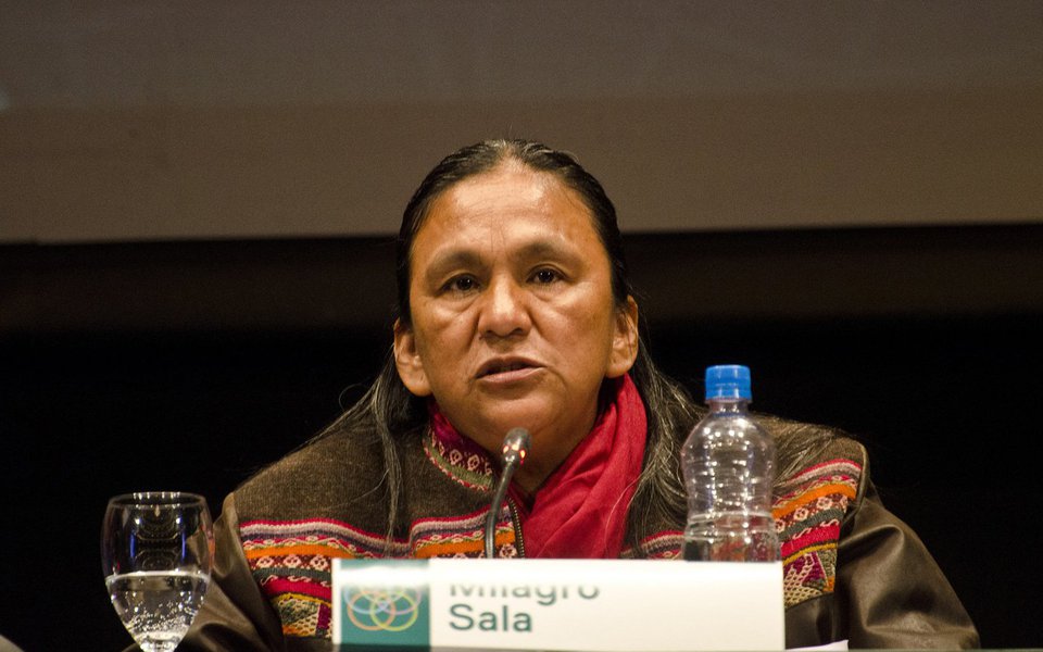Dirigente indígena Milagro Sala – primeira presa política do governo de Maurício Macri – denunciou ter sofrido tortura e ameaças de morte dos agentes penitenciários do complexo onde está detida há quase um ano e meio. Segundo a parlamentar do Parlasul, outras detentas também passaram pela mesma situação; Milagro está presa desde 16 de janeiro de 2016, acusada de "interromper vias" e "perturbar a ordem", quando liderava um acampanamento em frente ao palácio do governo, cujo objetivo era ter uma audiência com o governador macrista Gerardo Morales