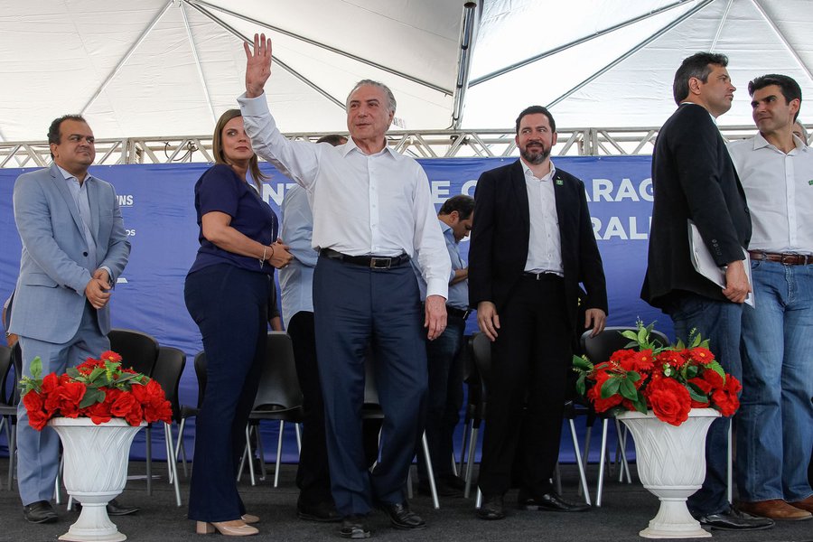 Durante cerimônia, em Xambioá (TO), para assinatura de ordem de serviço para a construção de uma ponte, Michel Temer citou o abuso de autoridade ao dizer que a única autoridade existente é a Constituição; “Somos autoridades constituídas, a única autoridade existente no sistema é a Lei, é a Constituição. Quando falam em abuso de autoridade, falo o seguinte, não é abuso de autoridade contra o presidente, governador, deputado. Quando alguém ultrapassa os limites da lei, ai que é a violação da autoridade. Que é uma coisa que temos que evitar no Brasil”, disse; 