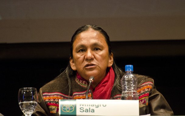 Dirigente indígena Milagro Sala – primeira presa política do governo de Maurício Macri – denunciou ter sofrido tortura e ameaças de morte dos agentes penitenciários do complexo onde está detida há quase um ano e meio. Segundo a parlamentar do Parlasul, outras detentas também passaram pela mesma situação; Milagro está presa desde 16 de janeiro de 2016, acusada de "interromper vias" e "perturbar a ordem", quando liderava um acampanamento em frente ao palácio do governo, cujo objetivo era ter uma audiência com o governador macrista Gerardo Morales