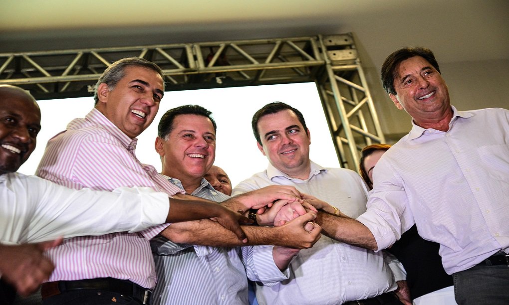 Governador Marconi Perillo foi recebido com carinho pela população de Aparecida de Goiânia para a assinatura do convênio do Programa Goiás na Frente com a Prefeitura para a transferência de R$ 12,5 milhões, que serão aplicados pavimentação urbana na construção de novo prédio para a Câmara de Vereadores; mais de 1,5 mil pessoas lotaram o auditório da Associação Comercial e Industrial de Aparecida de Goiânia (Aciag) para participar da assinatura do convênio com o prefeito Gustavo Mendanha (PMDB)