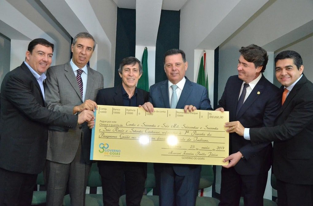 O presidente da Assembleia Legislativa, deputado José Vitti (PSDB), participou, na manhã desta terça-feira, 23, da solenidade de repasse financeiro do programa Goiás na Frente aos municípios de Indiara, Gameleira, Nerópolis, Padre Bernardo, Jaraguá e Itumbiara. O evento teve lugar no Palácio Pedro Ludovico Teixeira; Vitti afirmou que o Goiás na Frente é um programa que no início era visto com desconfiança, por conta do momento de turbulências políticas e econômicas do país; "Mas, o governador do estado, moderno e ousado, não se deixou levar pelas dificuldades, enfrentou a crise e, com muito trabalho, está realizando o maior programa de obras do Brasil
