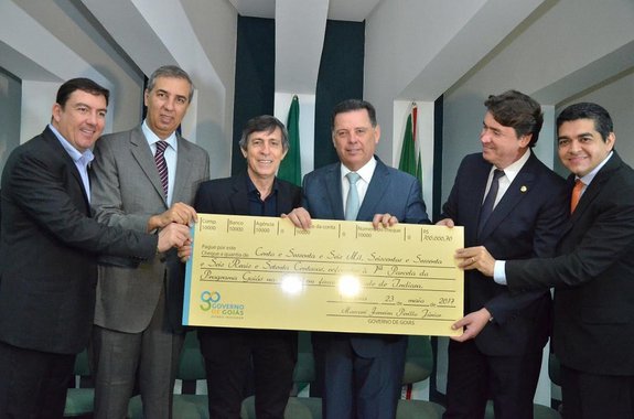 O presidente da Assembleia Legislativa, deputado José Vitti (PSDB), participou, na manhã desta terça-feira, 23, da solenidade de repasse financeiro do programa Goiás na Frente aos municípios de Indiara, Gameleira, Nerópolis, Padre Bernardo, Jaraguá e Itumbiara. O evento teve lugar no Palácio Pedro Ludovico Teixeira; Vitti afirmou que o Goiás na Frente é um programa que no início era visto com desconfiança, por conta do momento de turbulências políticas e econômicas do país; "Mas, o governador do estado, moderno e ousado, não se deixou levar pelas dificuldades, enfrentou a crise e, com muito trabalho, está realizando o maior programa de obras do Brasil