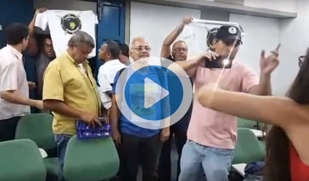 Um grupo de direitistas invadiu, na última quarta-feira (25), um aula especial sobre os 100 anos da Revolução Russa; evento fazia parte da grade do programa de pós-graduação em História e era ministrado pela Professora Titular em História Teresa Toríbio Brittes Lemos, especialista em América Latina; vestidos com roupas que remetiam ao militarismo, os integrantes do grupo direitistas intimidaram alunos e outros professores; de acordo com relatos de estudantes, diversos outros alunos que estavam em outras salas se mobilizaram e foram até o local da aula em solidariedade à professora e aos estudantes que prestigiavam o evento